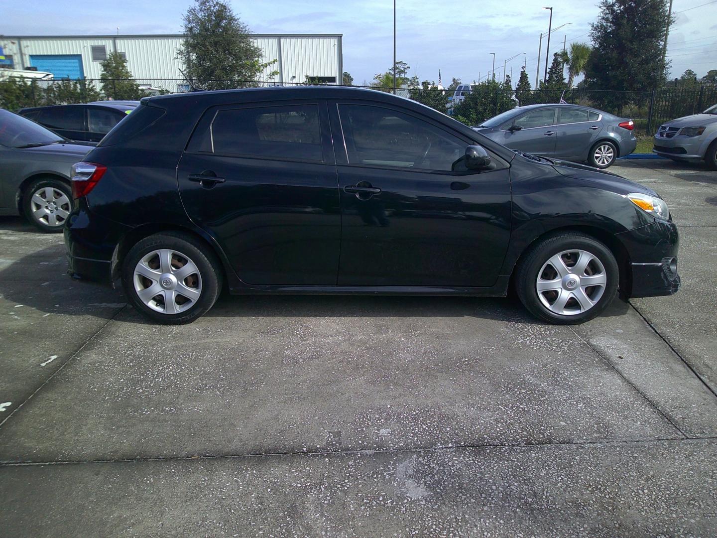 2009 BLACK TOYOTA MATRIX S; XRS (2T1KE40E59C) , located at 1200 Cassat Avenue, Jacksonville, FL, 32205, (904) 695-1885, 30.302404, -81.731033 - Photo#2